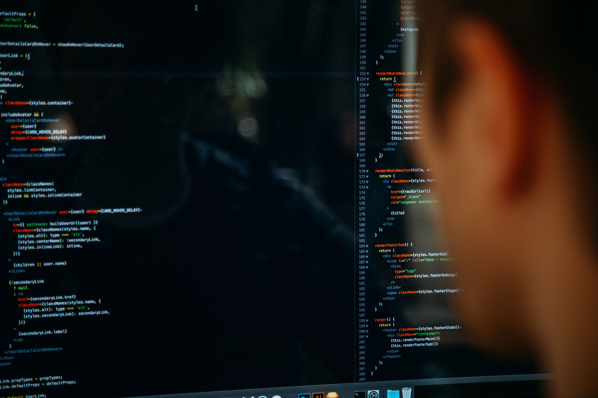 Persona de espaldas analizando un código de programación para borrar contenidos de Internet.