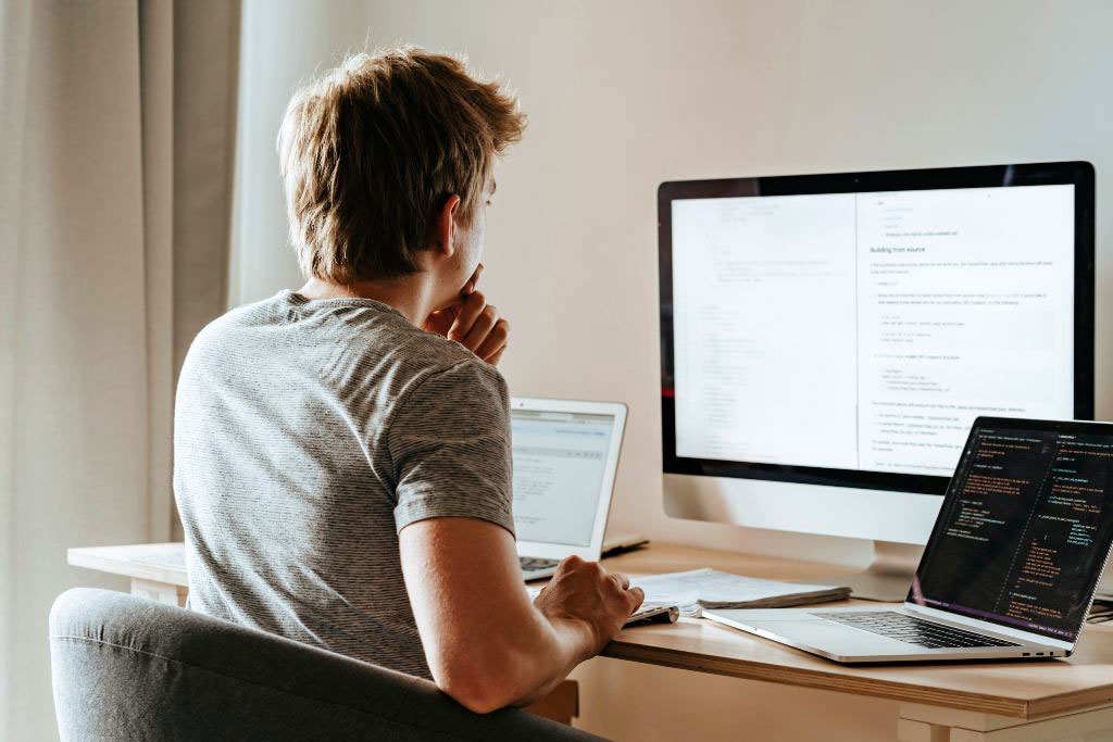 Experto en marketing de reputación analizando contenido en su computadora.